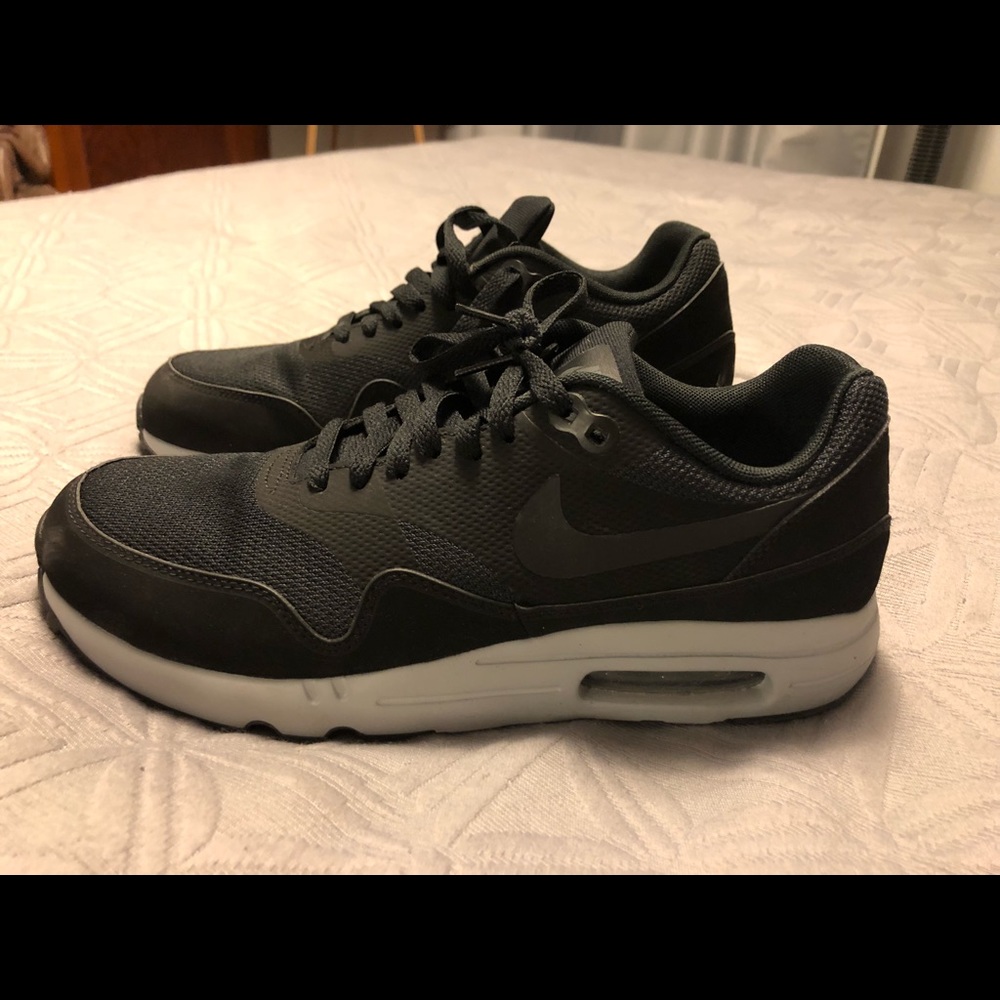 Black Nike Tennis Shoes-8.5